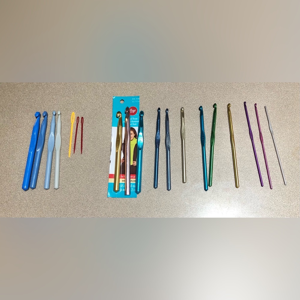 23 Aluminum & Plastic Crochet Hooks,Crochet glove, measuring tape, tally counter
